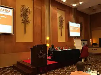 Исполнительный директор Афробарометра профессор Э. Гима-Боади выступает на конференции в ноябре 2017 года в Танзании