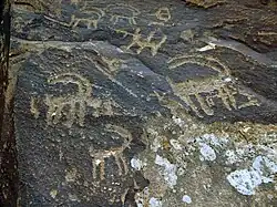 Скала с изображённым на ней козлом и тотемом