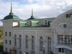 Здание вокзала. Общий вид на левое крыло фронтисписа.