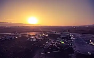 Аэропорт «Магас», вид с востока. На дальнем плане в левой части снимка расположена станица Троицкая