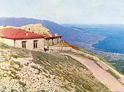 Вершина Ай-Петри. Горная метеорологическая станция. Открытка. Изд. "ГОСЗНАК", Москва, серия Крым № 22, 1926 год (за крышами - скала Шишко)