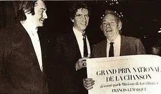 Директор Регионального центра песни Бурж Алан Мейян[фр.] и министр культуры Франции Жак Ланг вручают Франсису Лемарку Большую премию Министерства культуры в номинации «шансон» в июне 1982 года в Парижской опере