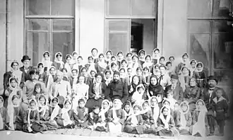 Оригинальный текст (рус.)Г. З. Тагиев, его супруга Сона ханум, Гасан бек Зардаби с супругой Ганифа ханум Меликовой, А. Топчибашов с ученицами школы