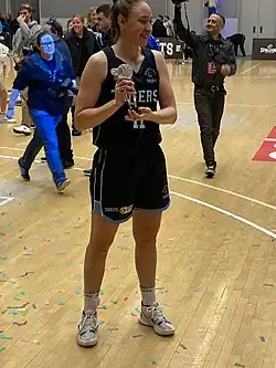 Шарп после финала NBL1 West между «Уиллеттон Тайгерс» и «Джундалап Вулвз» с призом MVP финала (3 сентября 2021 года)