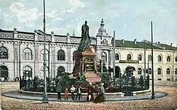 Памятник Александру II на фоне здания Городской думы и публичной библиотеки на рубеже XIX и XX веков