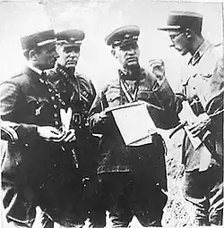 Французские офицеры дают советским представителям пояснения о ходе манёвров. В центре&nbsp;— А.&nbsp;И.&nbsp;Лизюков (Франция, Шампань, 1935 год).