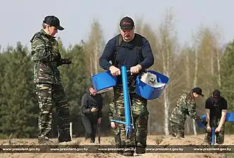 Лукашенко и Умка во время субботника 25 апреля 2020 года.