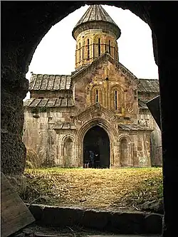 Вид на собор из ворот в колокольне