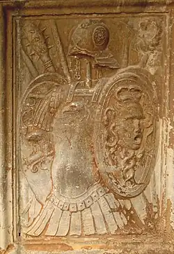 Цоколь ренессансного дворца Карлоса V в Альгамбре. Сочетание античного вооружения с пушками и мушкетами