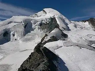 Аллалинхорн с видом на вращающийся ресторан «Аллалин», расположенный на «дочерней» вершине Миттелаллалин