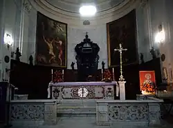 Алтарь базилики Святого Варфоломея (Сан Бартоломео) в Беневенто, где хранятся мощи Апостола Варфоломея в ковчеге из красного порфира