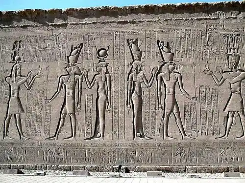 Внешняя стена храма Хатхор