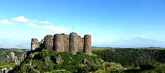 Вид на церковь и замок Амберд, гору Арарат