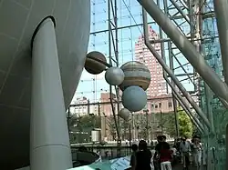 Модели планет в Зале вселенной Роуз-Центра Земли и Космоса