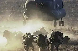 Солдаты 101-й воздушно-десантной дивизии США высаживаются с вертолёта CH-47 в долине Шахи-Кот 4 марта 2002 года