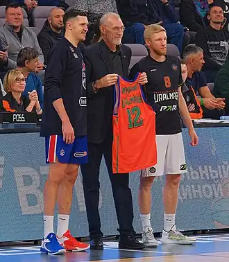 С Вячеславом Зайцевым вручает Анатолию Мышкину памятную майку (2024)