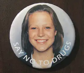 Значок с портретом Анны Вуд времён антинаркотической кампании в Австралии 1995