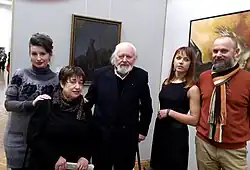 Справа от Гавриила Ващенко его внучка и сын. Слева — белорусский искусствовед Лариса Финкельштейн