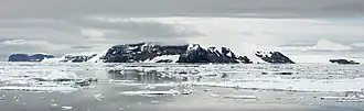Вид в сторону Антарктического полуострова из пролива Антарктик в январе 2016 года