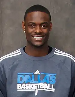 Морроу в форме «Даллас Маверикс»