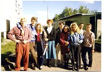 Фёдоров (второй слева в свитере с синими ромбами, обнимает художника Илью Варламова и художника Машу Прокофьеву) в кругу друзей-студентов второго курса МГАХУ памяти 1905 года, фото середины 90-х.