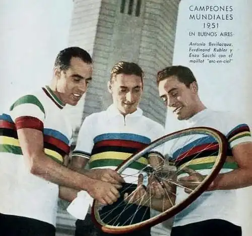 Призёры среди профессионалов Антонио Бевилаква, Фердинанд Кюблер и Фьоренцо Маньи позируют в радужных майках