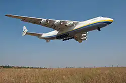 Видны все шестнадцать стоек шасси Ан-225