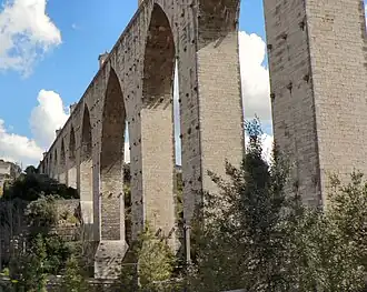 Выступающие камни&nbsp;— крепления строительных лесов