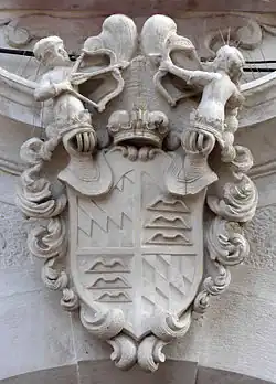 Герб рода д'Арко на фасаде здания