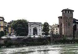 Арка в панораме города