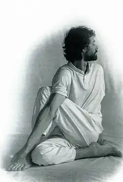 Поза скручивания