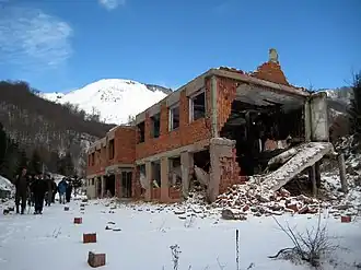 Разрушенные в Кошаре казармы югославской армии