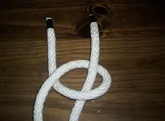 2. «Кролик» вылезает из «норы».