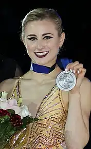 Эшли Кейн на награждении чемпионата четырёх континентов 2018