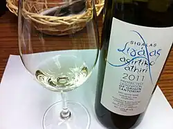 Белое Санторинское вино из Атири и Асиртико