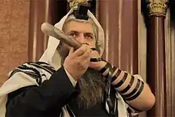 Моше Асман с тфилин трубит в шофар
