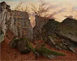 Дикие кабаны (на заднем плане в центре) в скалистом лесном овраге