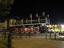 Паровоз-памятник на территории вокзала Астана.