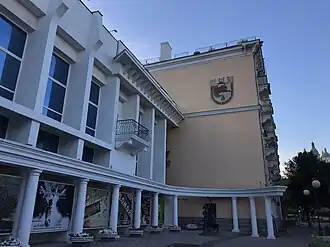 Астраханский ТЮЗ (дом № 4) и дом № 2