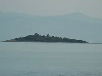 Вид на островок Айос-Николаос (Άγιος Νικόλαος) из деревни Скала[греч.]