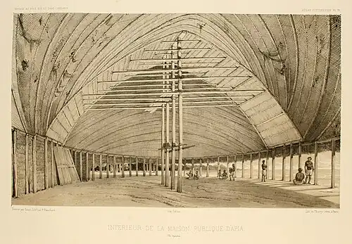 Общинный дом изнутри, видны переплетённые столбы