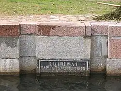 Памятная табличка на польском на уровне воды