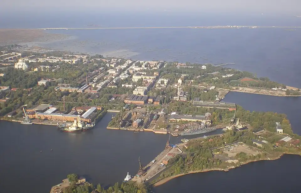 «Аврора» и «Красин» в Кронштадте