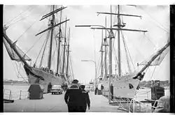 Кильская неделя: Juan Sebastián de Elcano&nbsp;— слева, систершип Esmeralda — справа (Киль, Германия — июнь 1965)