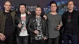 Avenged Sevenfold в 2016 году. Слева направо: М. Шэдоус, Заки Вэндженс, Джонни Крайст, Синистер Гейтс и Брукс Вакерман