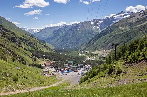 Вид на Поляну Азау (2350 м)