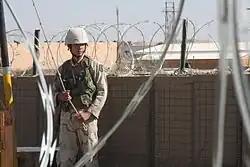 Азербайджанский солдат закрывает ворота на входе контрольной точки 1, плотины Хадита (Ирак), 17 ноября 2008.