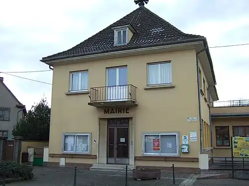 Здание объединяет мэрию, конференц-зал и почтовое отделение