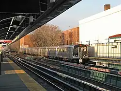 Состав из вагонов R160 проходит по локальному пути в сторону Манхэттена