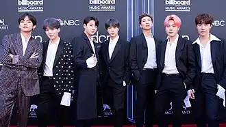 BTS на красной дорожке Billboard Music Awards, 1 май 2019
Слева направо: Ви, Сюга, Джонгук, Чин, RM, Чимин и Джей-Хоуп